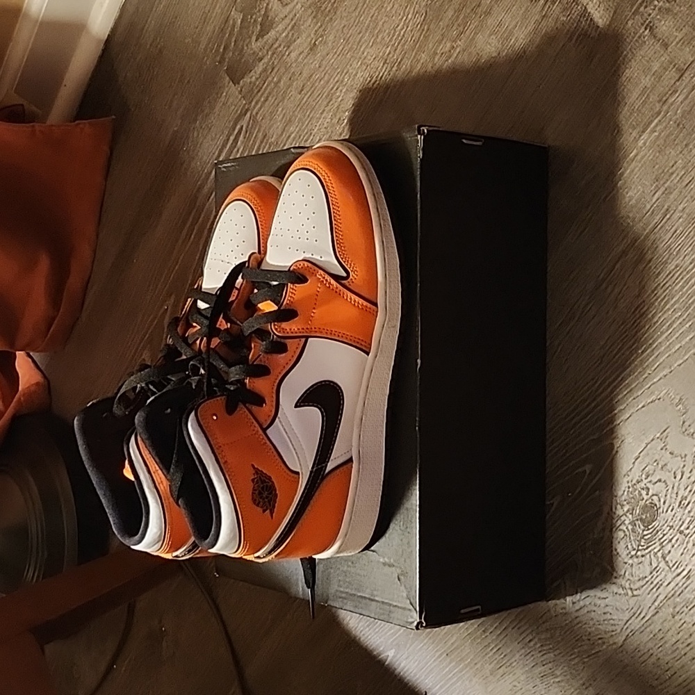 Nike jordan retro mid 1's